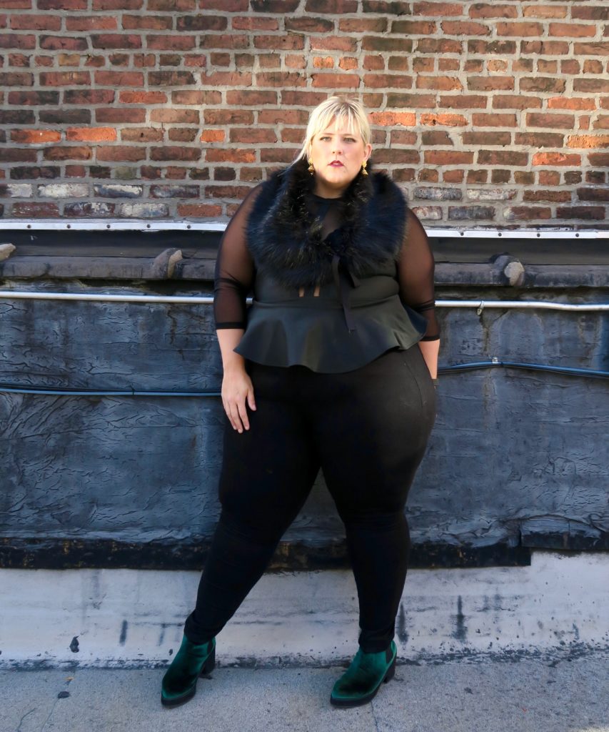 plus-size-outfit-ideas-plus-size-jeans-good-american-black-1