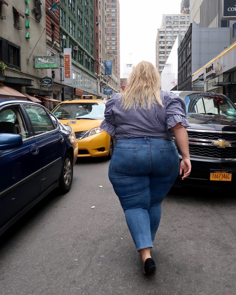 Сидит толстой жопой. Огромные джинсы толстушки. Джинсы для толстых женщин. Толстая задница в джинсах.