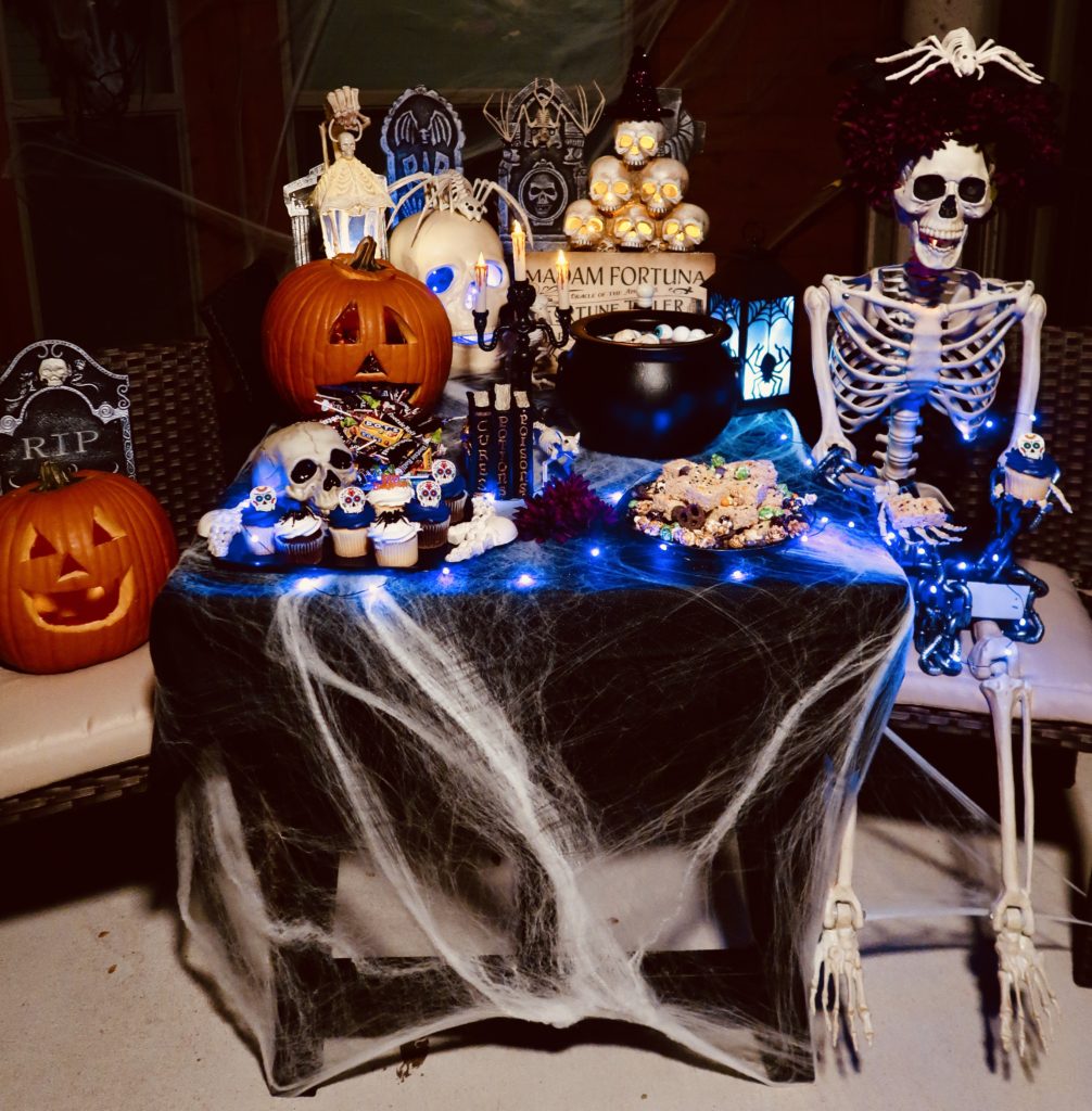 Multicolor 16x16 Spooky Skeleton Halloween Party Gift Skull Pipe Smoking Halloween Costume Party Skeleton Throw Pillow 